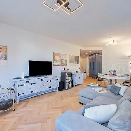 Апартаменты Dandy House Few Min From - Happy